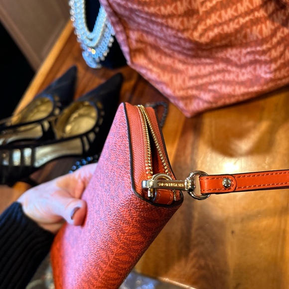 Michael Kors Signature jet set wallet - Picture 5 of 7